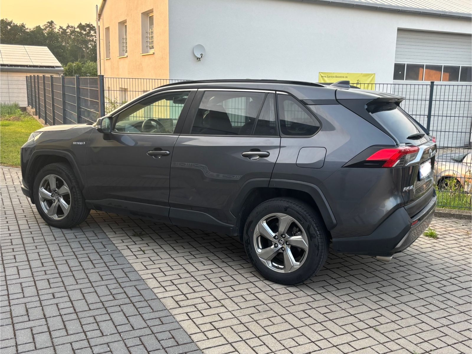 Toyota RAV4 Hybrid 4x2 - Samsaru's Car Outlet