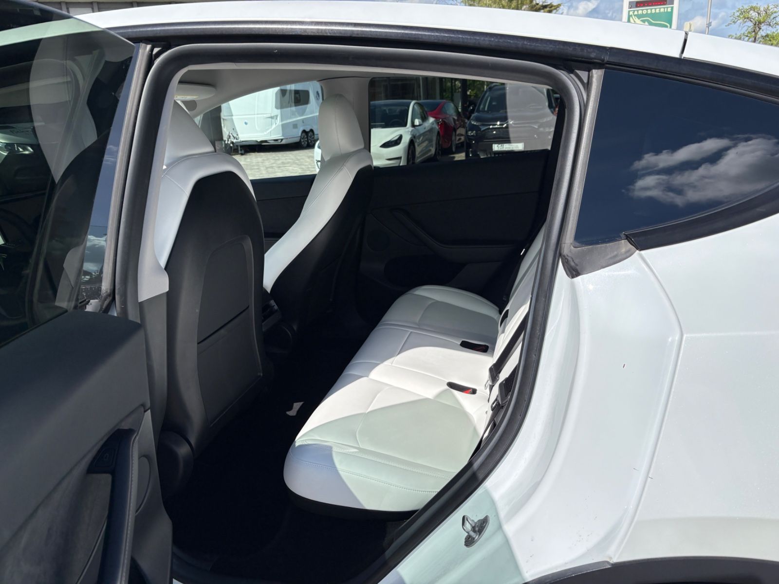 Tesla Model Y RWD Innen weiß
