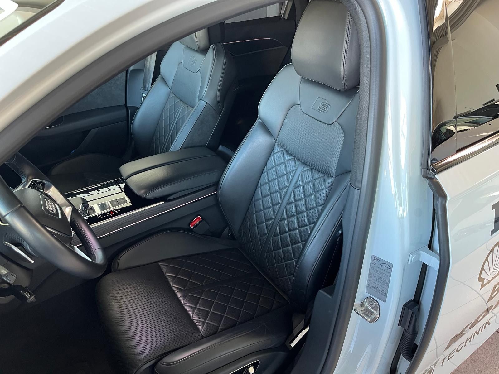Audi A8 60 TFSI e quattro - Samsaru's Car Outlet