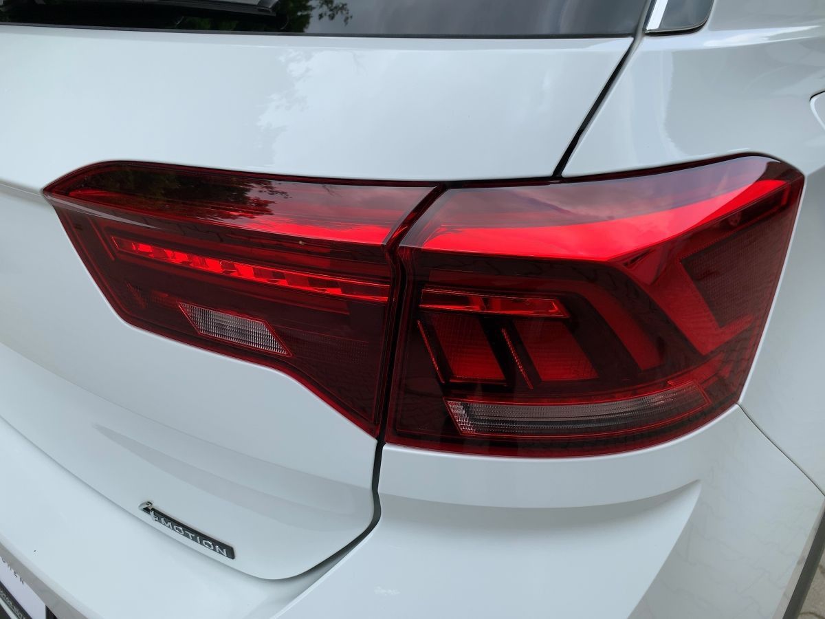 Volkswagen T-Roc 2.0 TSI 4M DSG R-LINE - Samsaru's Car Outlet