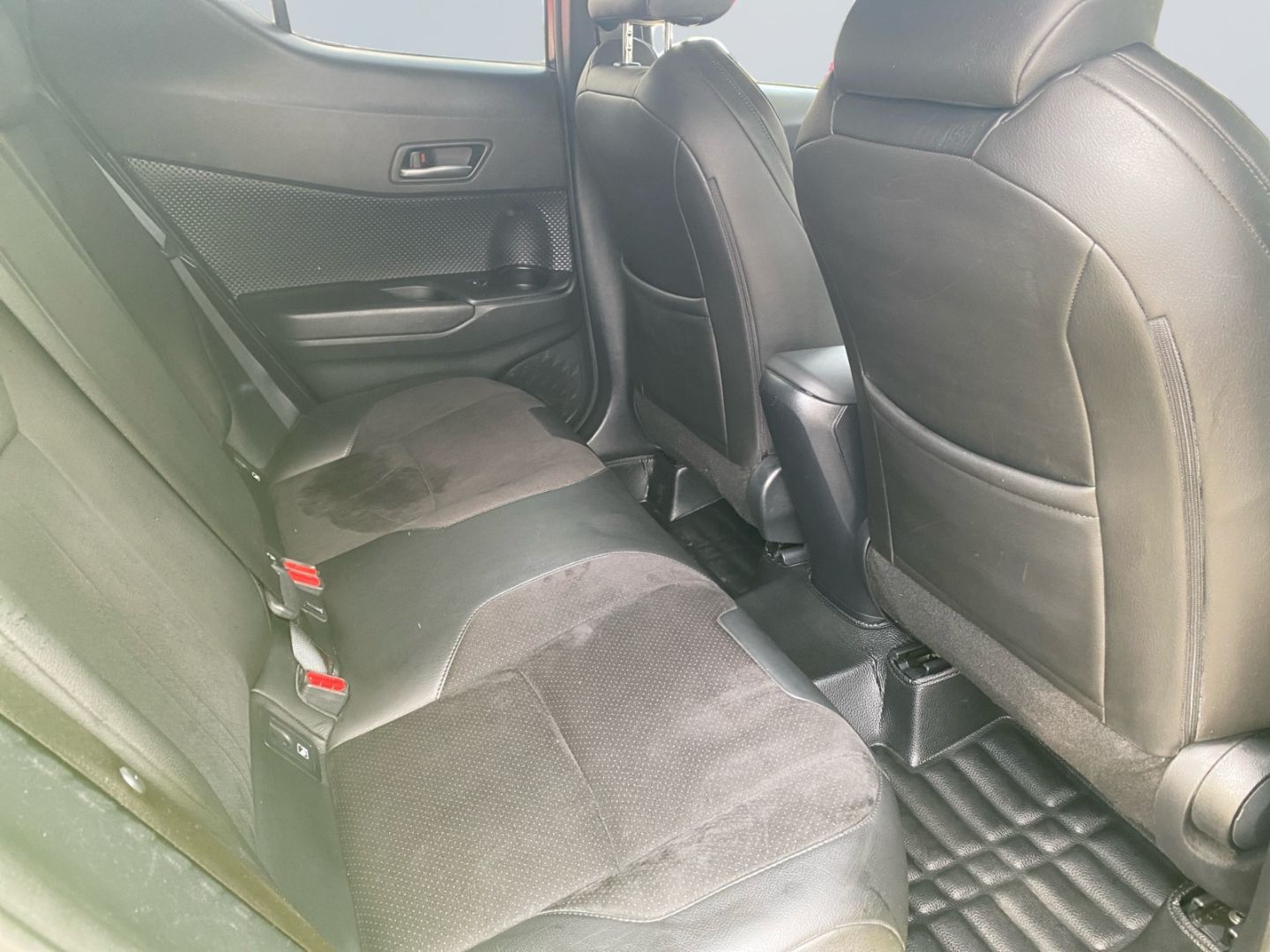 Toyota C-HR 1.8 Hybrid Style Selection - Samsaru's Car Outlet