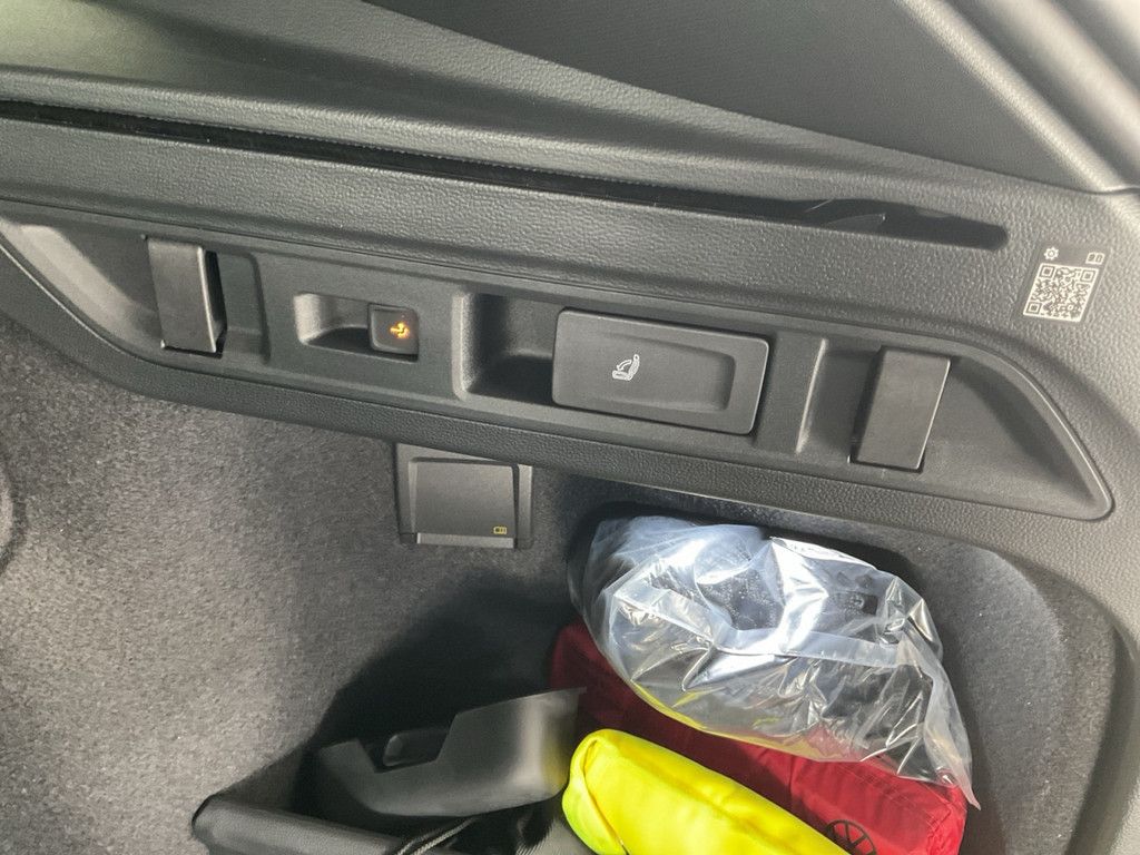 Volkswagen Passat 1.5 eHybrid DSG R-Line PANO MATRIX-LED