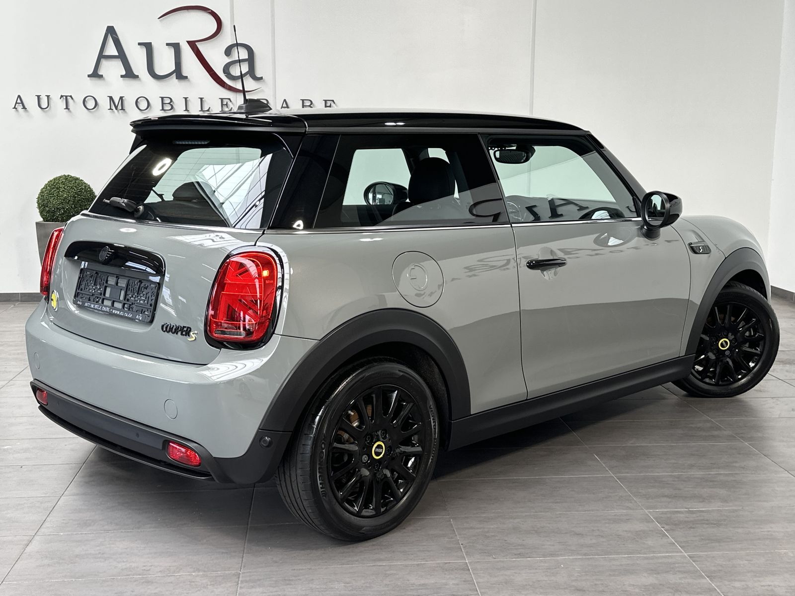 MINI Cooper SE Classic Trim Black - Samsaru's Car Outlet