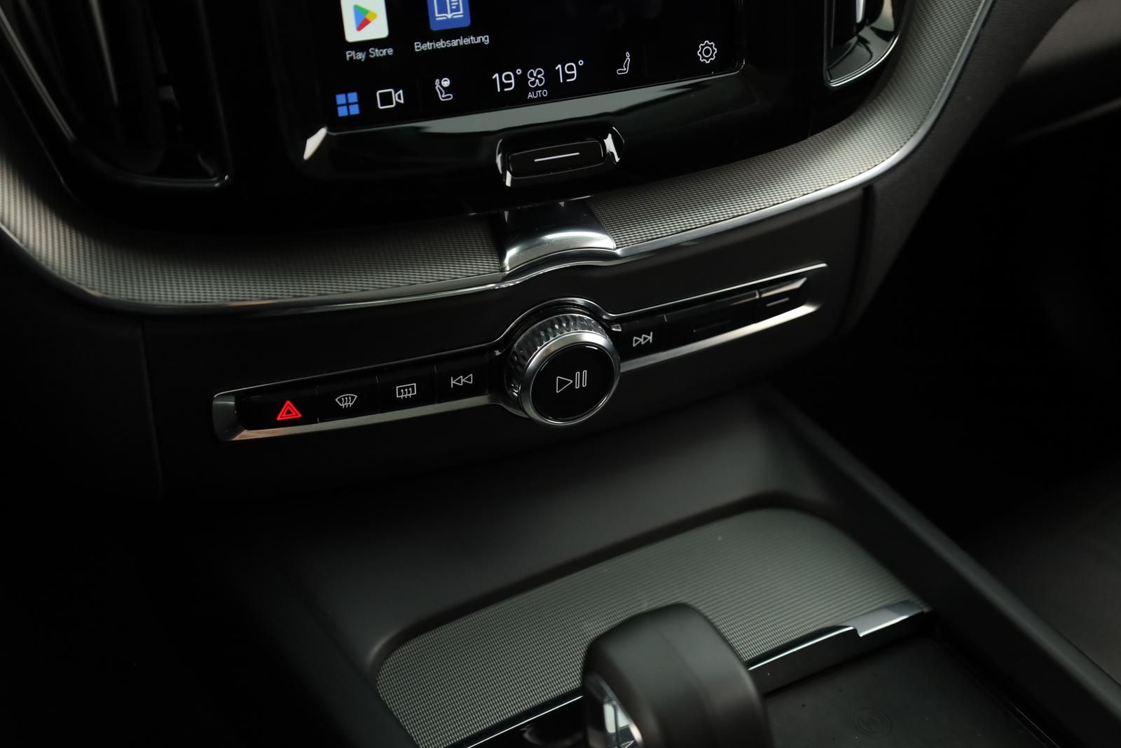 Volvo XC60 Recharge T6 AWD Core Pano Kam STHZ 20" AHK