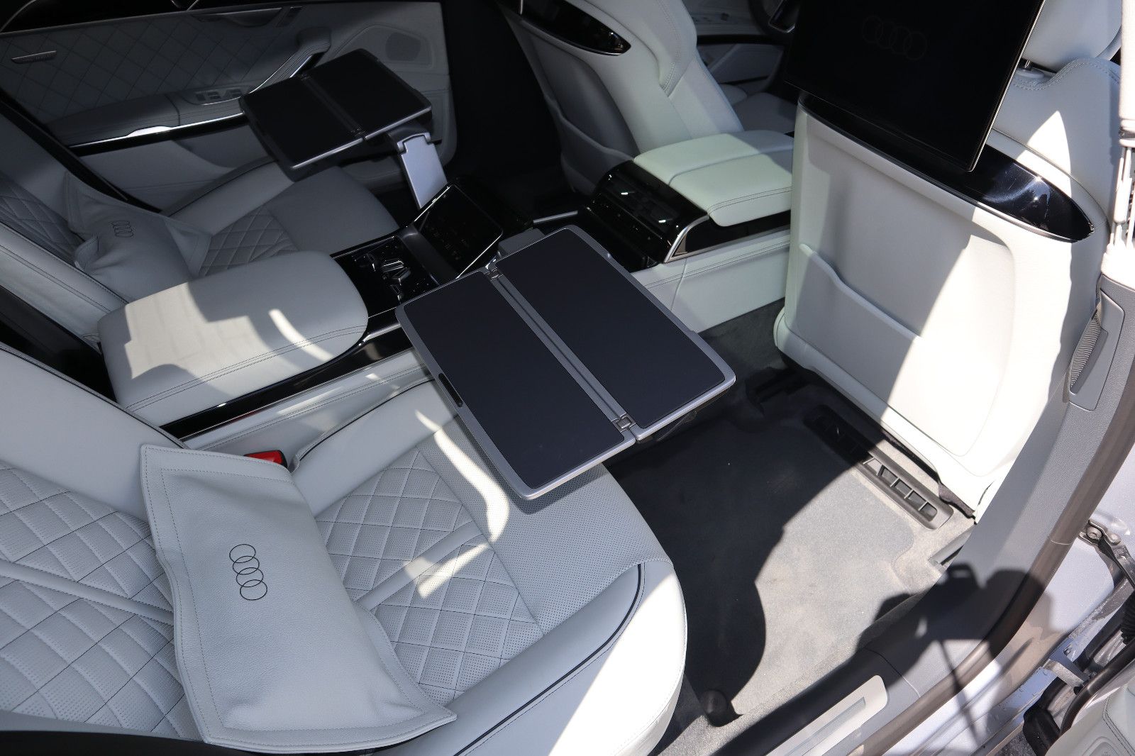 Audi A8L 60 TFSIe lang exclusive S-LINE - Samsaru's Car Outlet