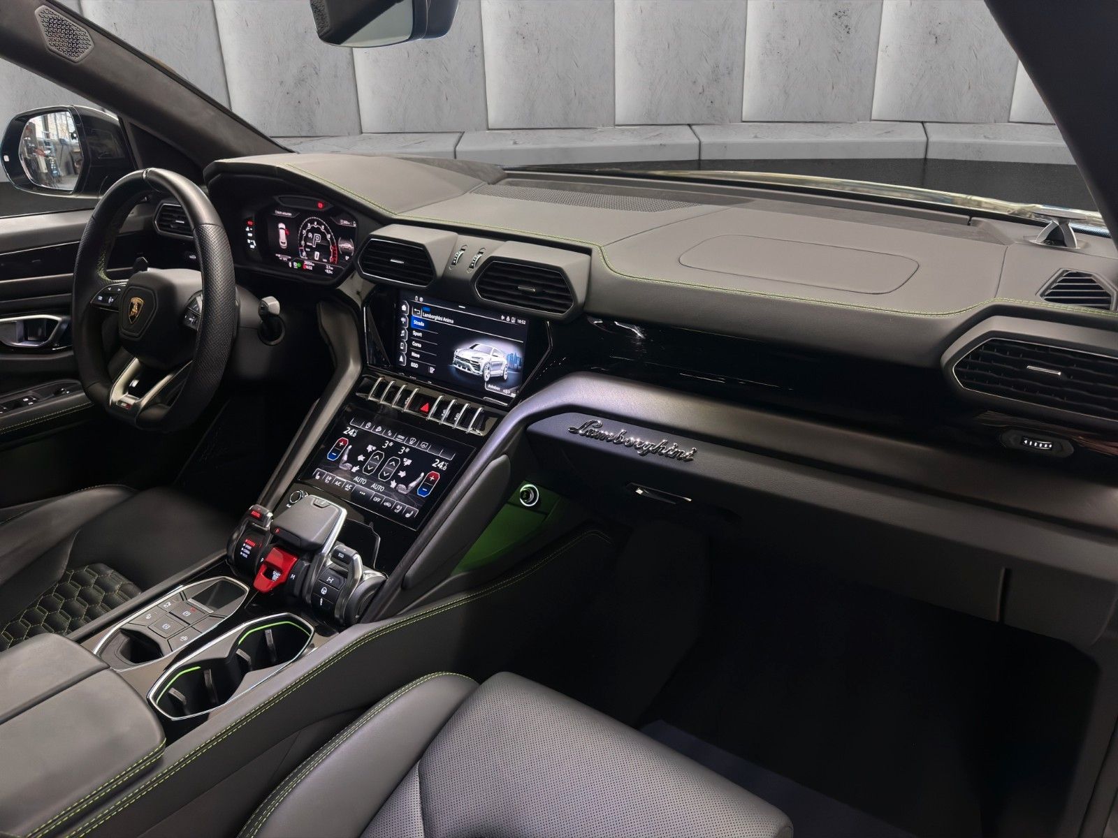 Lamborghini Urus 4.0 V8 - Samsaru's Car Outlet