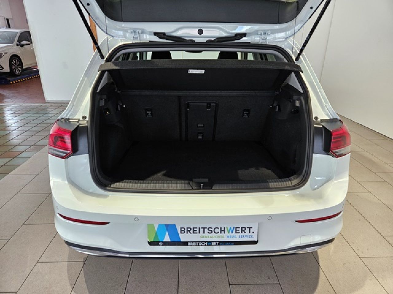 Volkswagen Golf 1.5 eTSI Move DSG - Samsaru's Car Outlet
