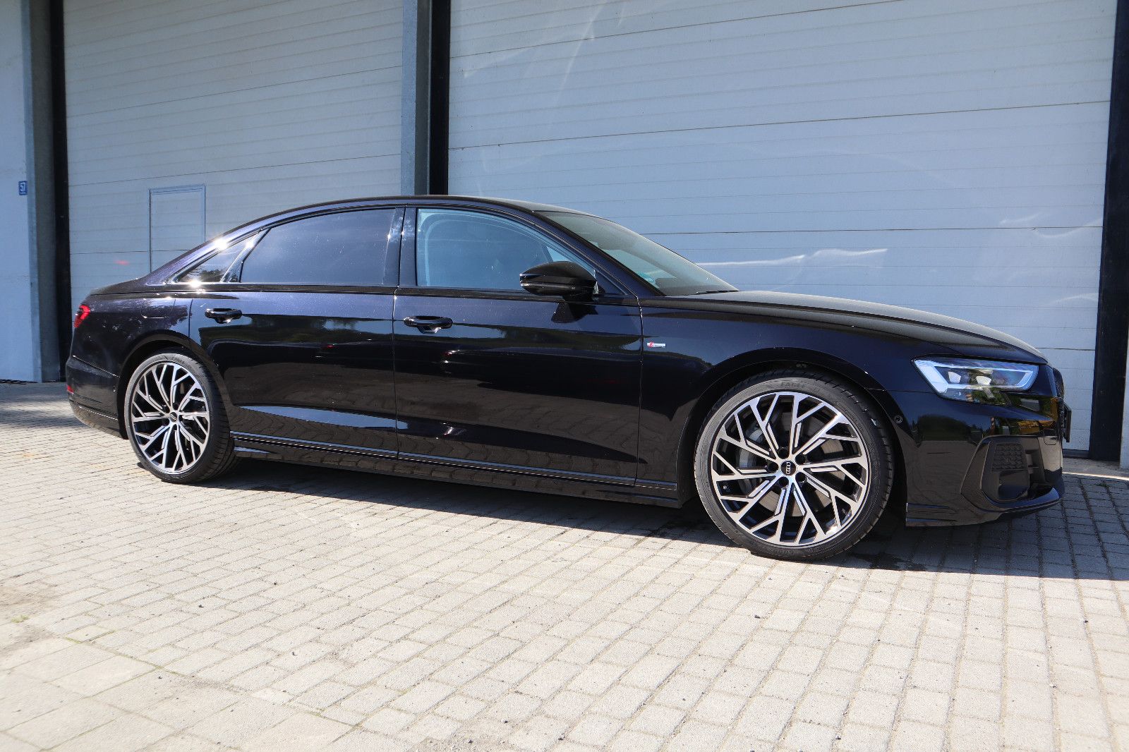 Audi A8L 60 TFSIe lang exclusive M.25/BLACK-P./S-LINE" → "Audi A8L 60 TFSIe lang exclusive S-LINE - Samsaru's Car Outlet