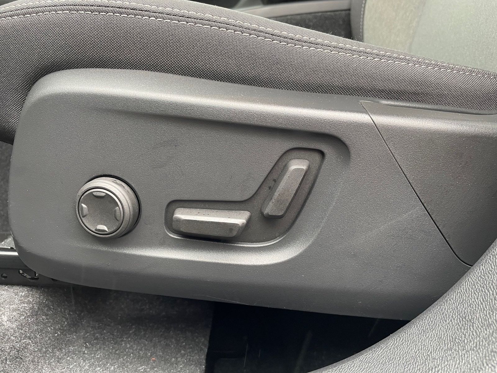 Volvo XC 40 T4 2WD Plus Bright Plug-In NAVI+LED+AHK+