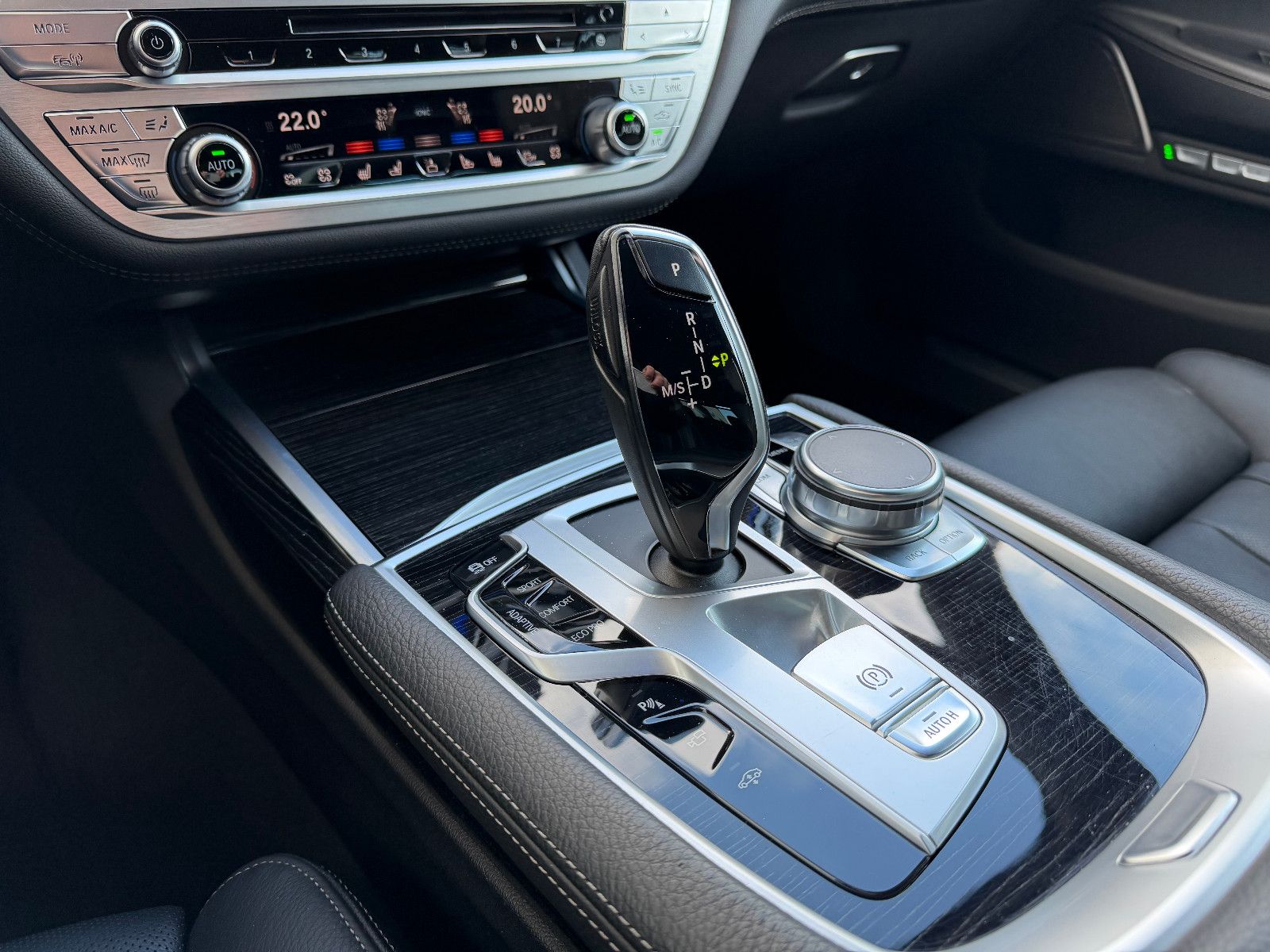 BMW 750ixDrive M-SPORT/MASSAGE/AHK/NIGHTV./LASER/H&K