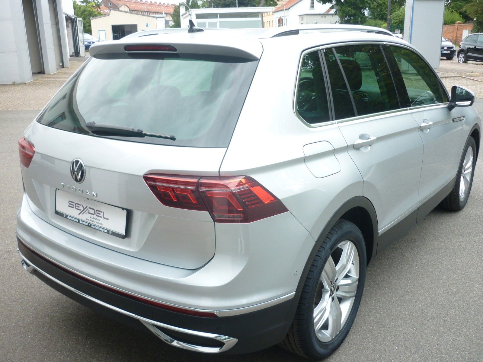 Volkswagen Tiguan 2.0 TDI Elegance - Samsaru's Car Outlet