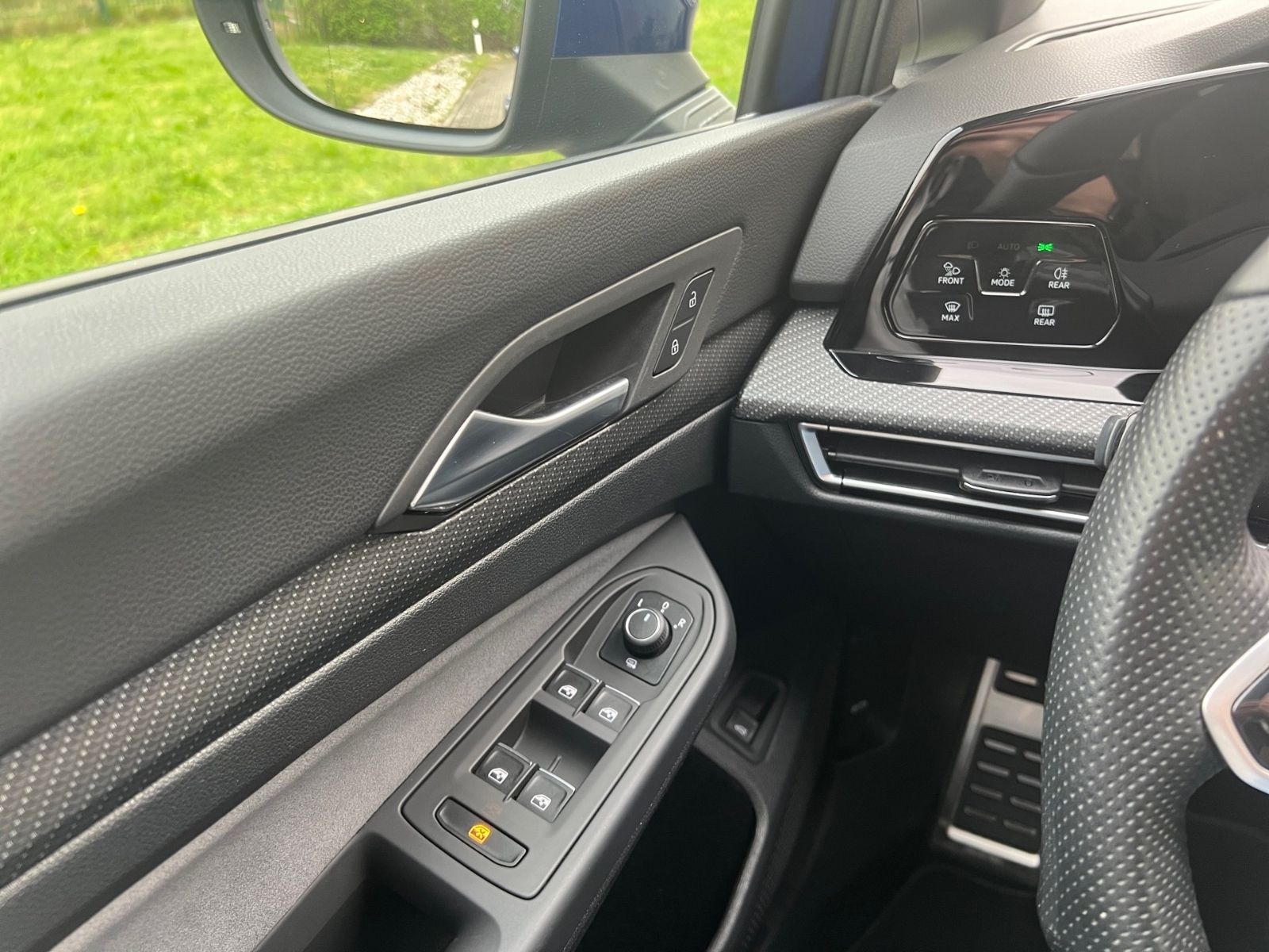 Volkswagen Golf VIII Variant 2.0 TDI R-Line - Samsaru's Car Outlet