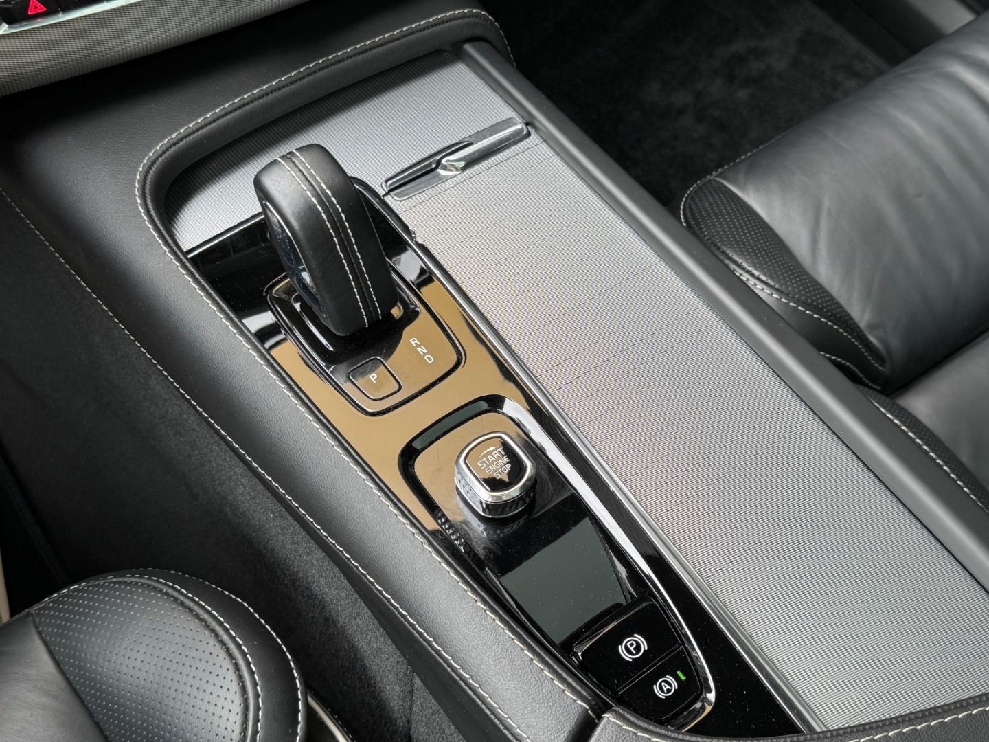 Volvo XC90 R Design Edition Recharge AWD - Samsaru's Car Outlet