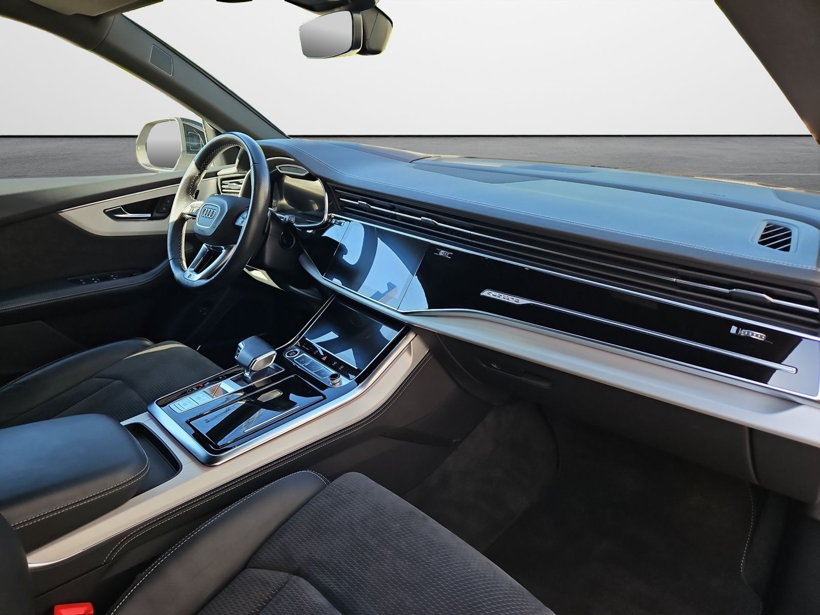 Audi Q8 55 TFSI e tiptronic quattro S-line - Samsaru's Car Outlet
