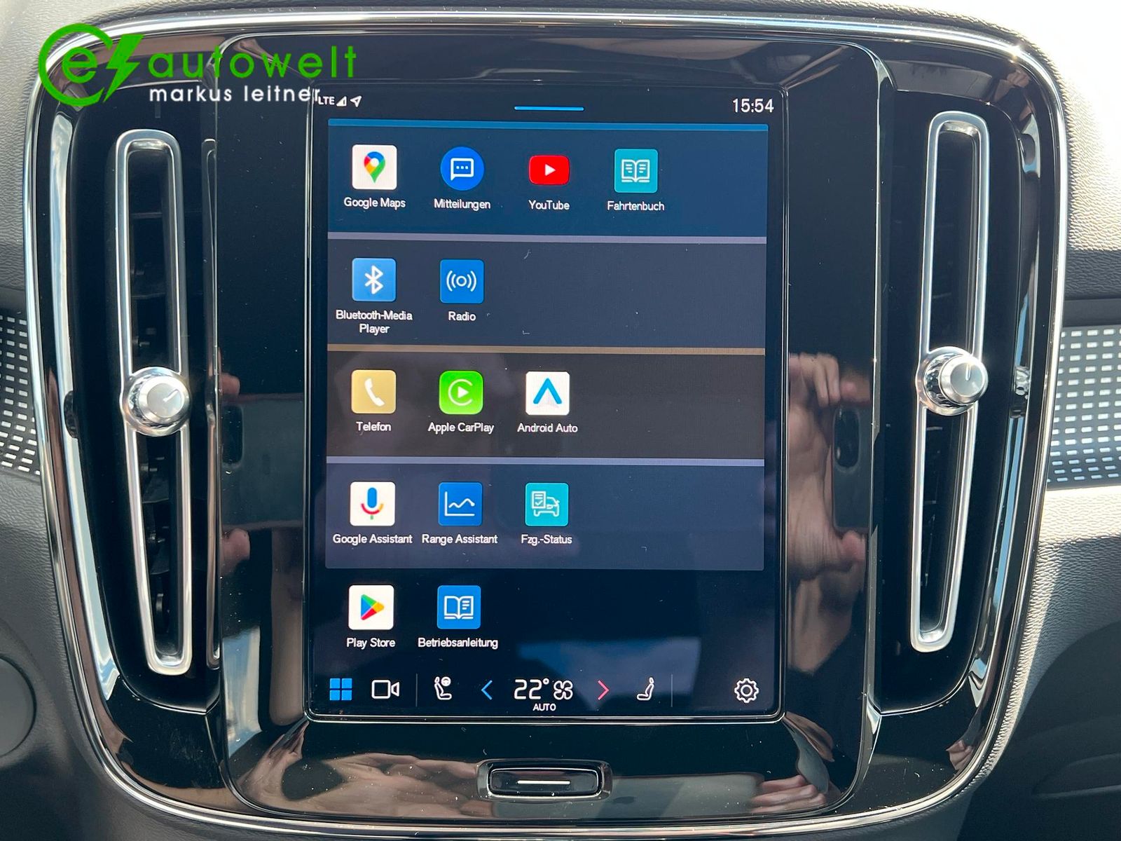 Volvo XC40 Recharge P8 AWD R-Design - Samsaru's Car Outlet