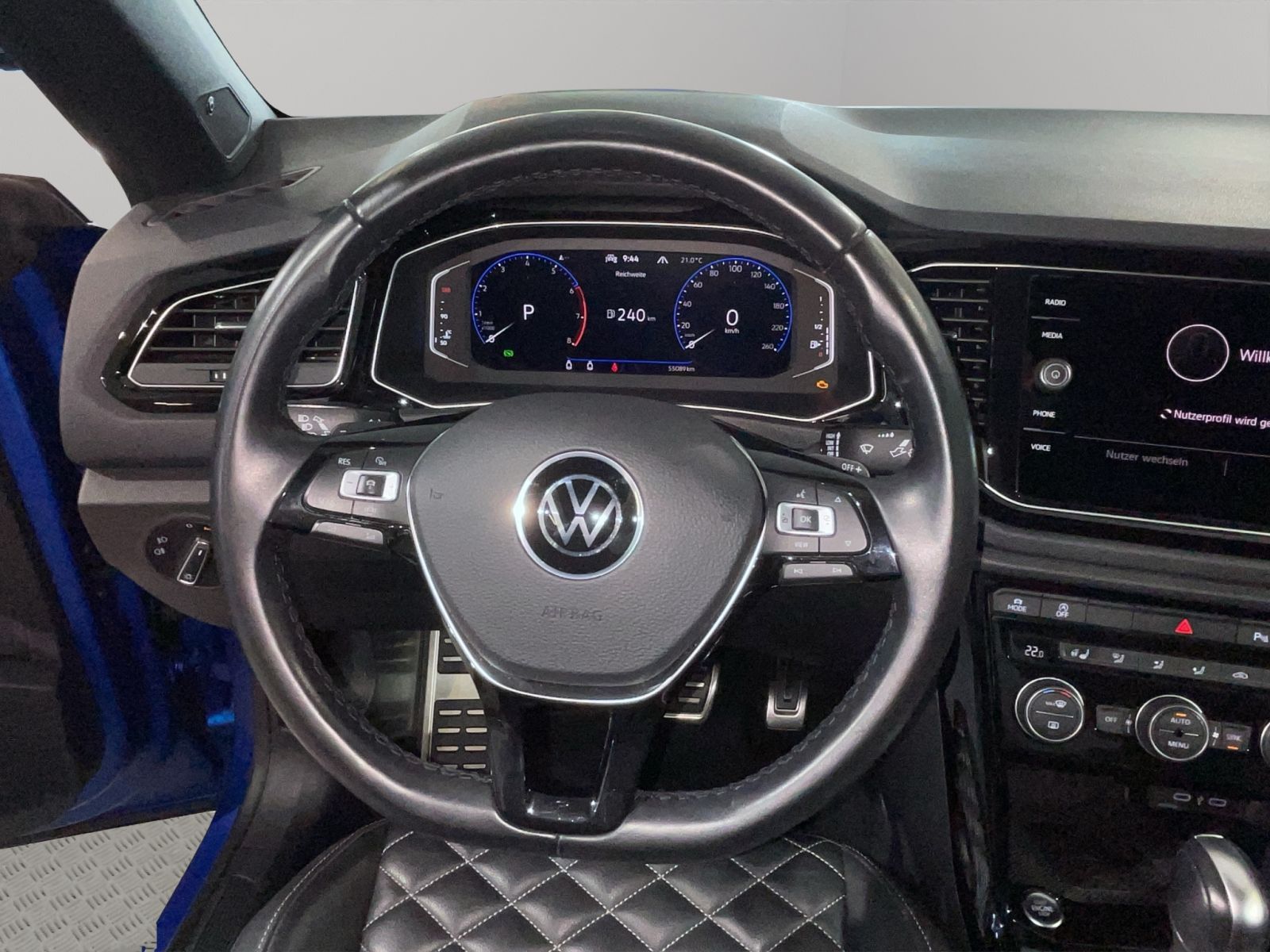 Volkswagen T-Roc R-Line 1.5 l TSI - Samsaru's Car Outlet