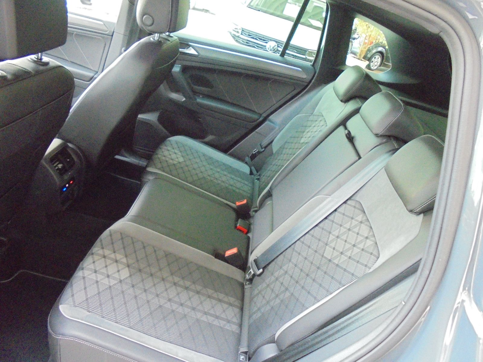Volkswagen Tiguan R-Line 4Mo - Samsaru's Car Outlet