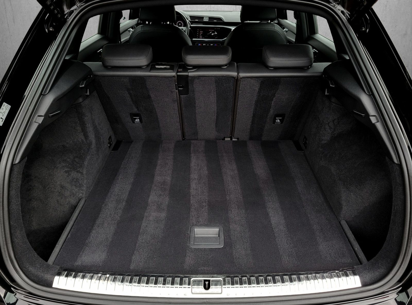Audi Q3 45 TFSI qu. advanced - Samsaru's Car Outlet