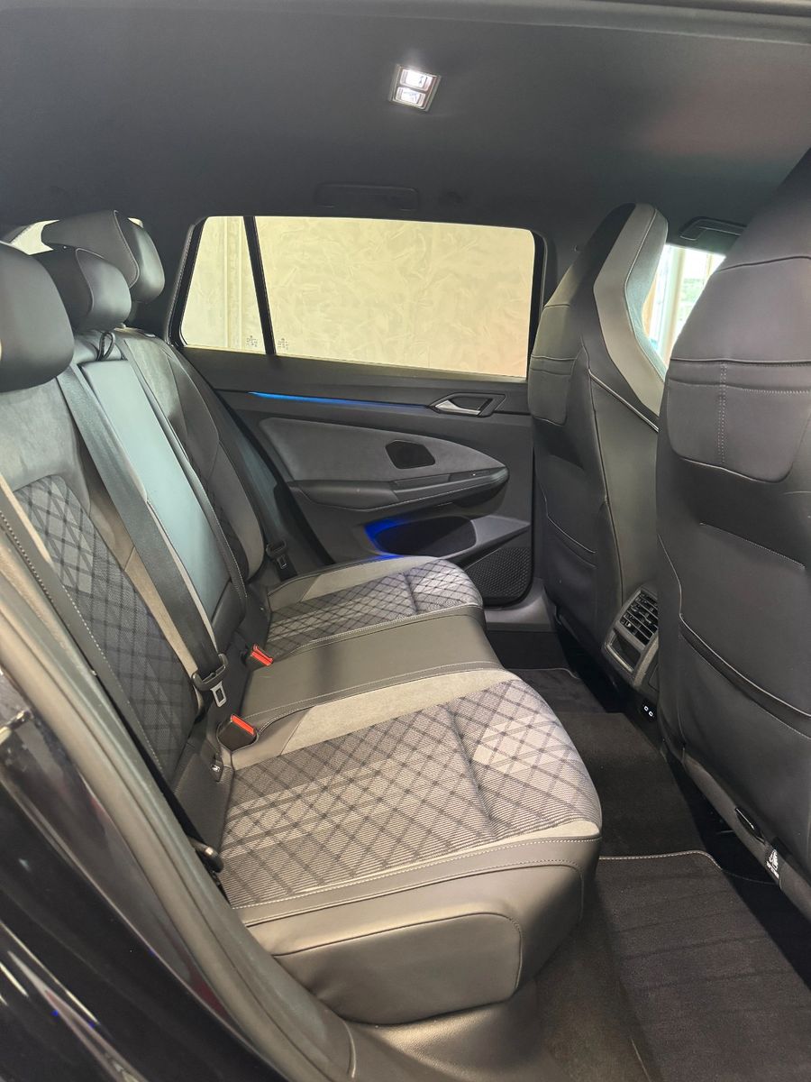 Volkswagen Golf VIII Variant R-Line - Samsaru's Car Outlet