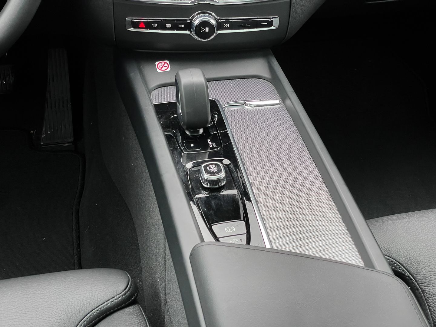 Volvo XC60 Plus Dark Recharge Plug-In Hybrid AWD T8 Tw