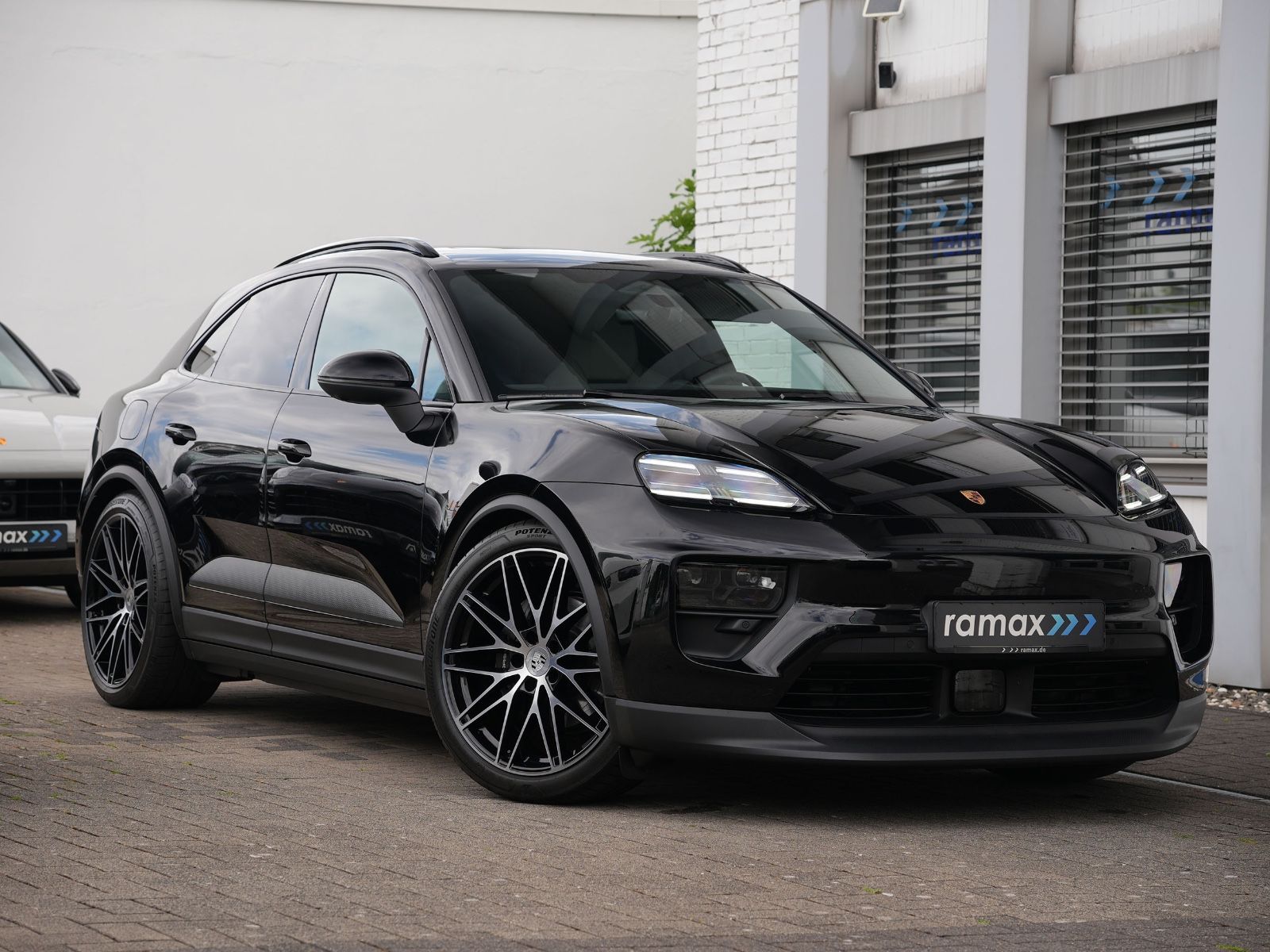 Porsche Macan 4 - Samsaru's Car Outlet