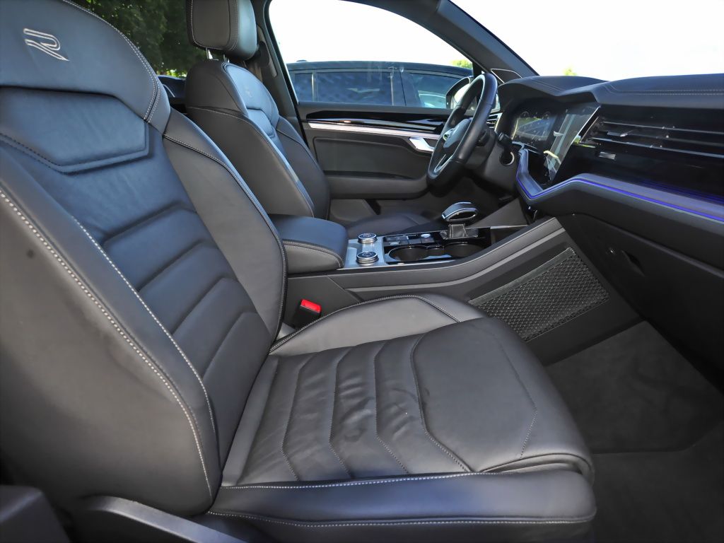 Volkswagen Touareg 3.0 TDI 4M R-Line - Samsaru's Car Outlet