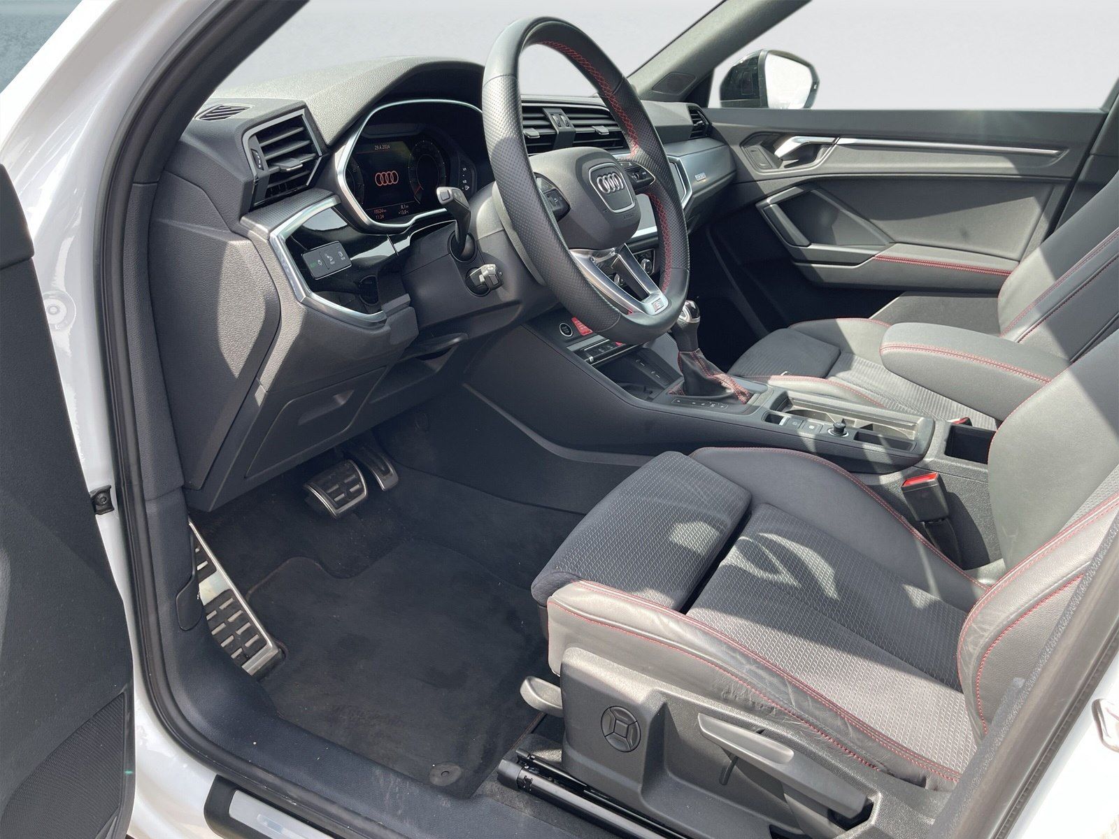 Audi Q3 40 TFSI S-line quattro S-tronic - Samsaru's Car Outlet