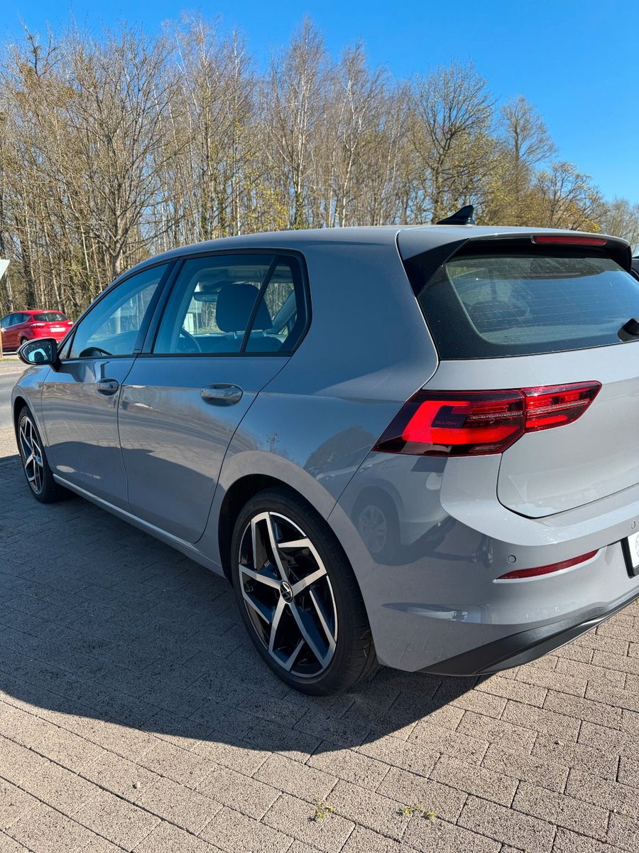 Volkswagen Golf 1.5 TSI Life - Samsaru's Car Outlet