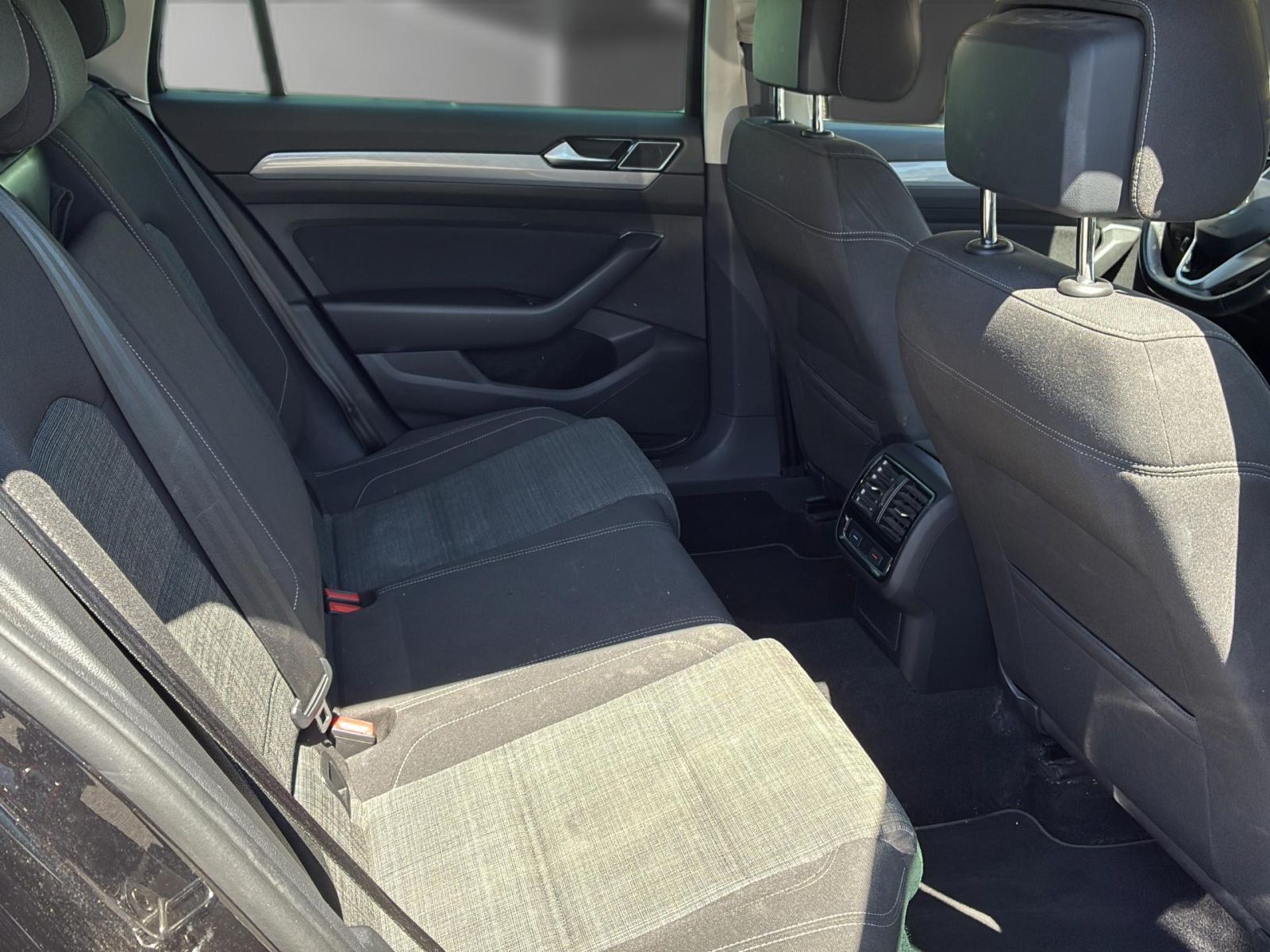 Volkswagen Passat Variant 1.5 TSI Business DSG - Samsaru's Car Outlet
