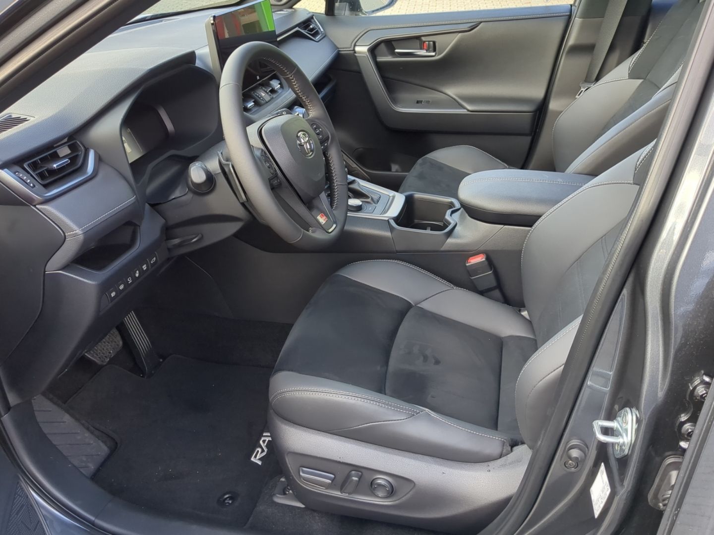 Toyota RAV 4 Plug-in Hybrid 2.5 VVT-i - Samsaru's Car Outlet