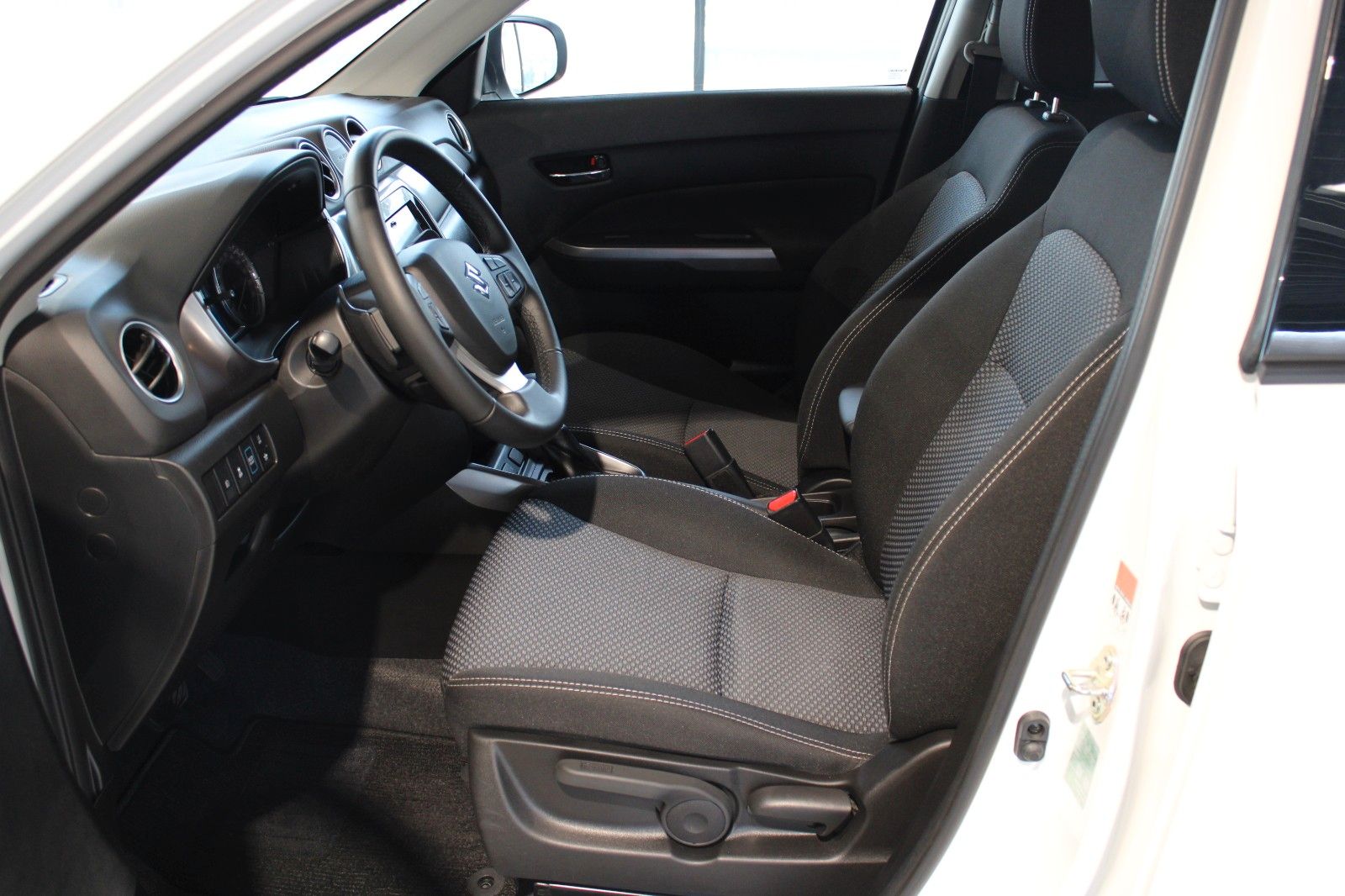 Suzuki Vitara 1.5 Hybrid Comfort - Samsaru's Car Outlet