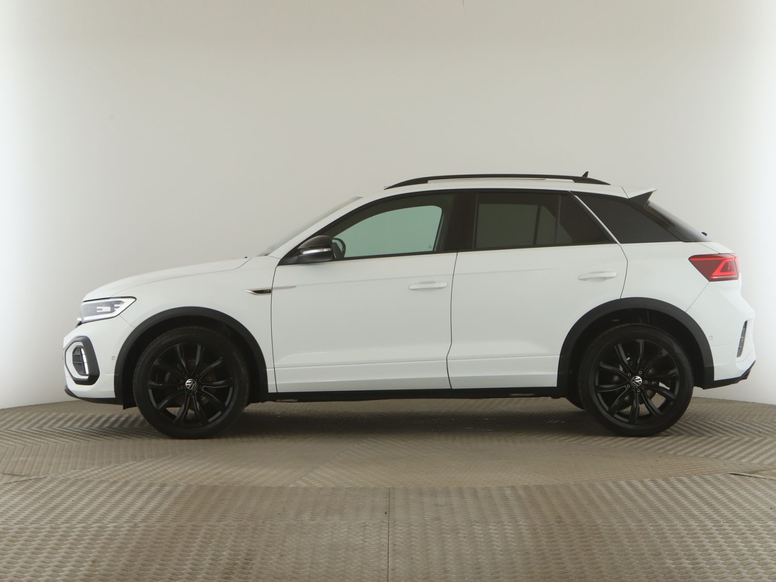 Volkswagen T-Roc 1.5 TSI R-Line - Samsaru's Car Outlet