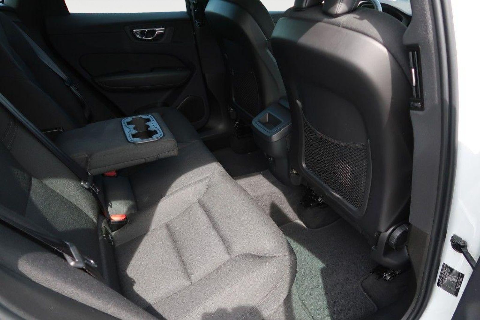 Volvo XC60 2.0 B4 Momentum Pro - Samsaru's Car Outlet