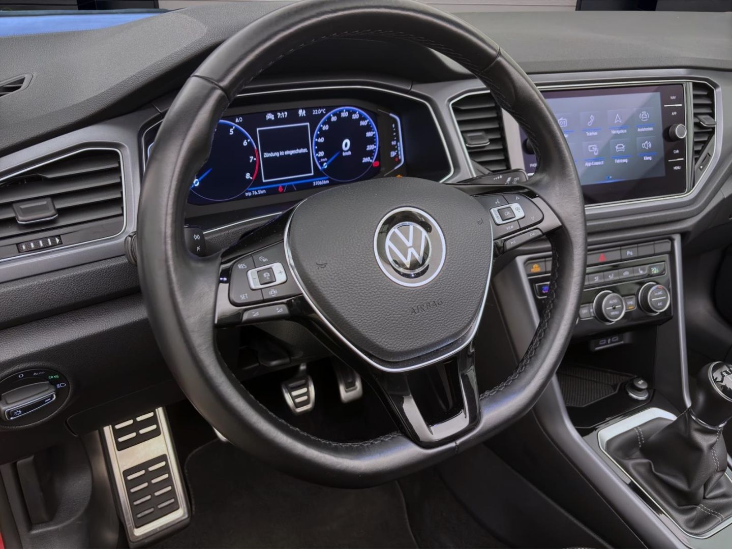 Volkswagen T-Roc 1.5 TSI R-LINE - Samsaru's Car Outlet