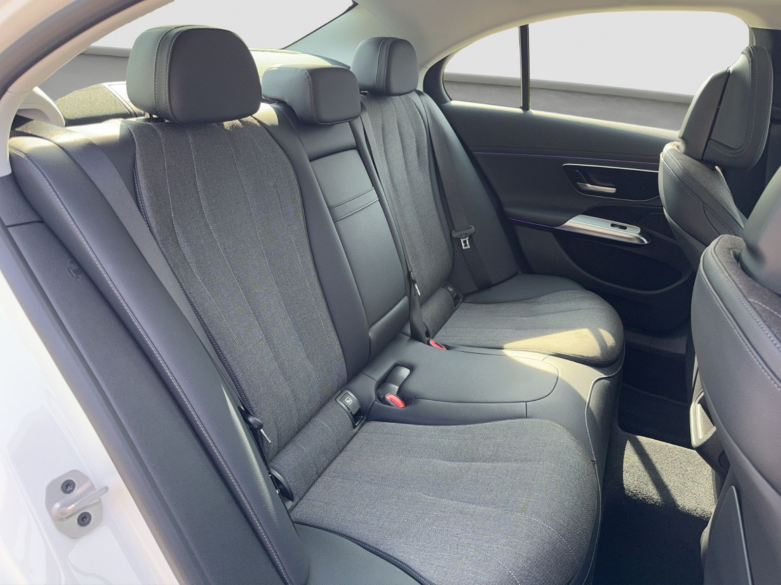 Mercedes-Benz E 220 d Avantgarde - Samsaru's Car Outlet