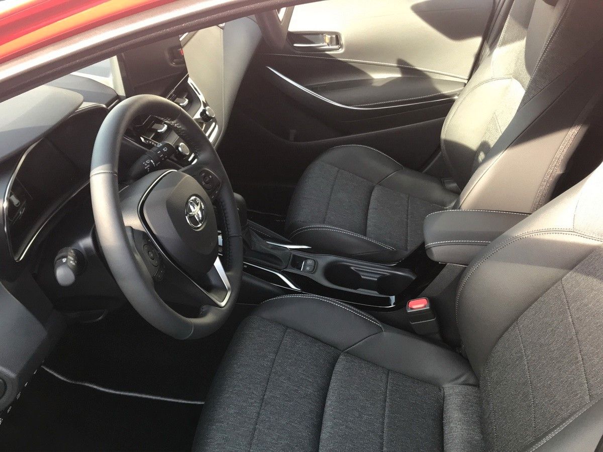 Toyota Corolla 1.8 Hybrid - Samsaru's Car Outlet