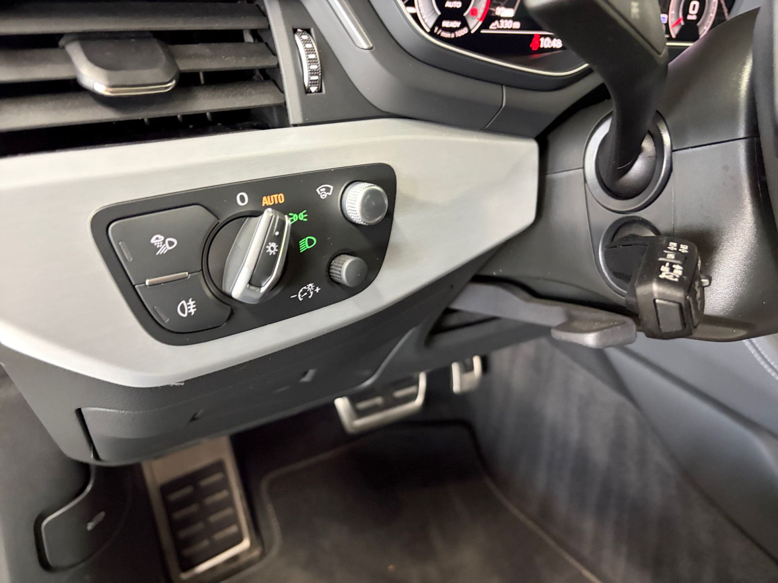 Audi A4 Avant 45 TFSI quattro S line AHK Pano HUD Mat
