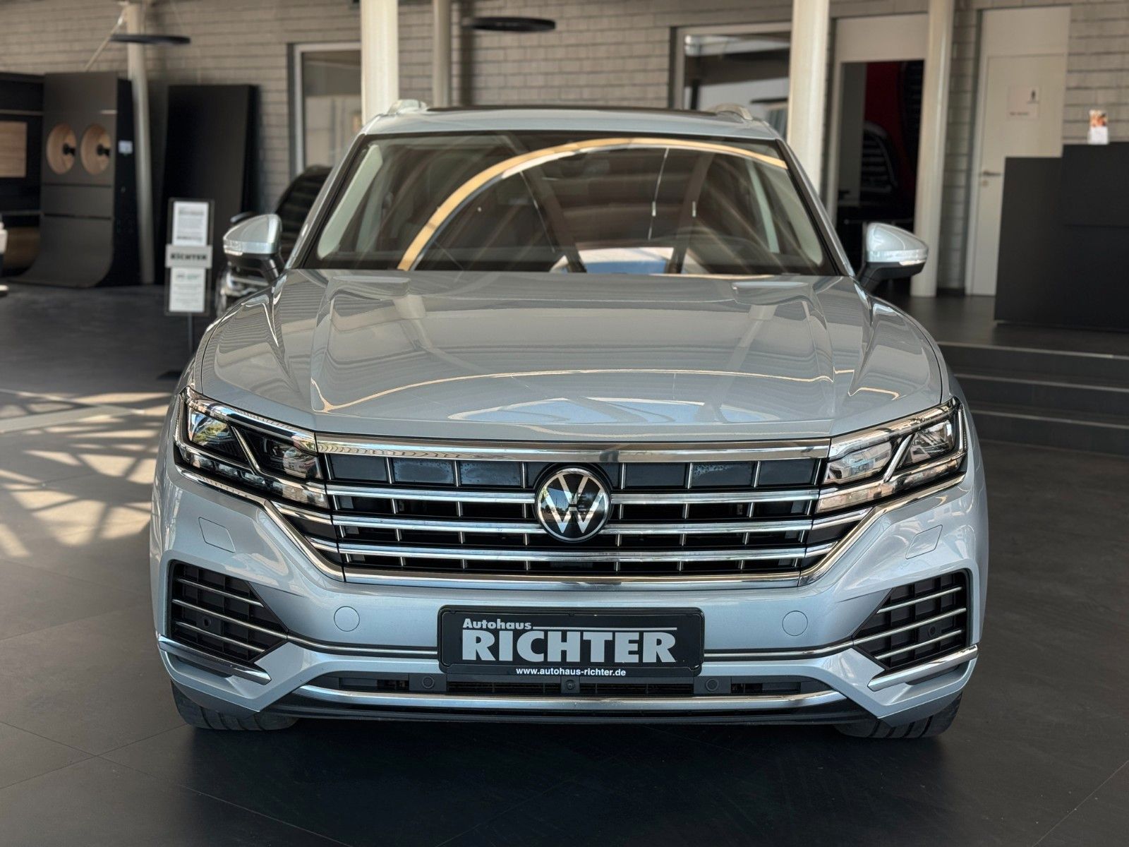Volkswagen Touareg 3.0TDI Elegance 4Motion - Samsaru's Car Outlet