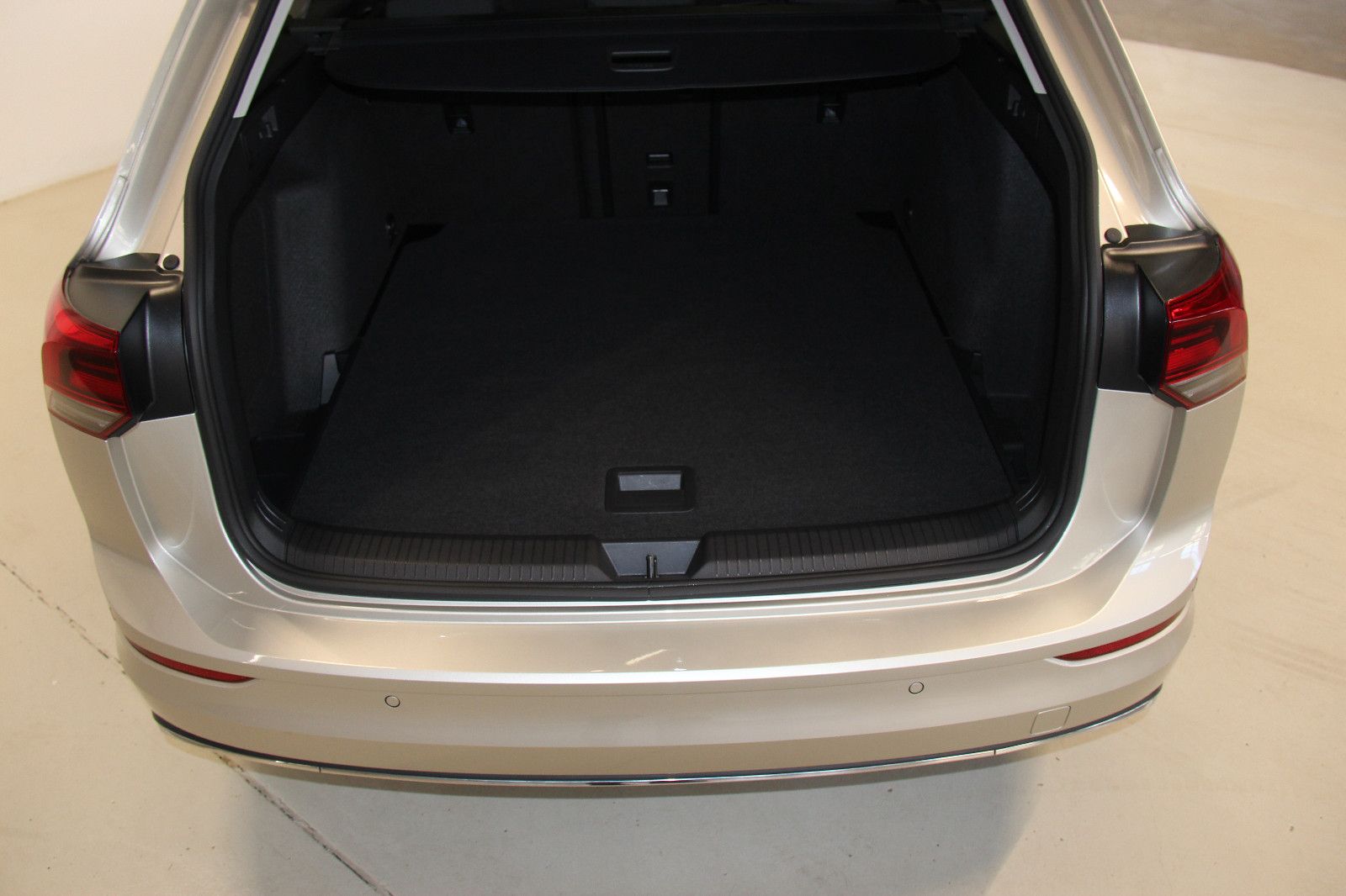 Volkswagen Golf 8 Variant 1.5 eTSI DSG - Samsaru's Car Outlet
