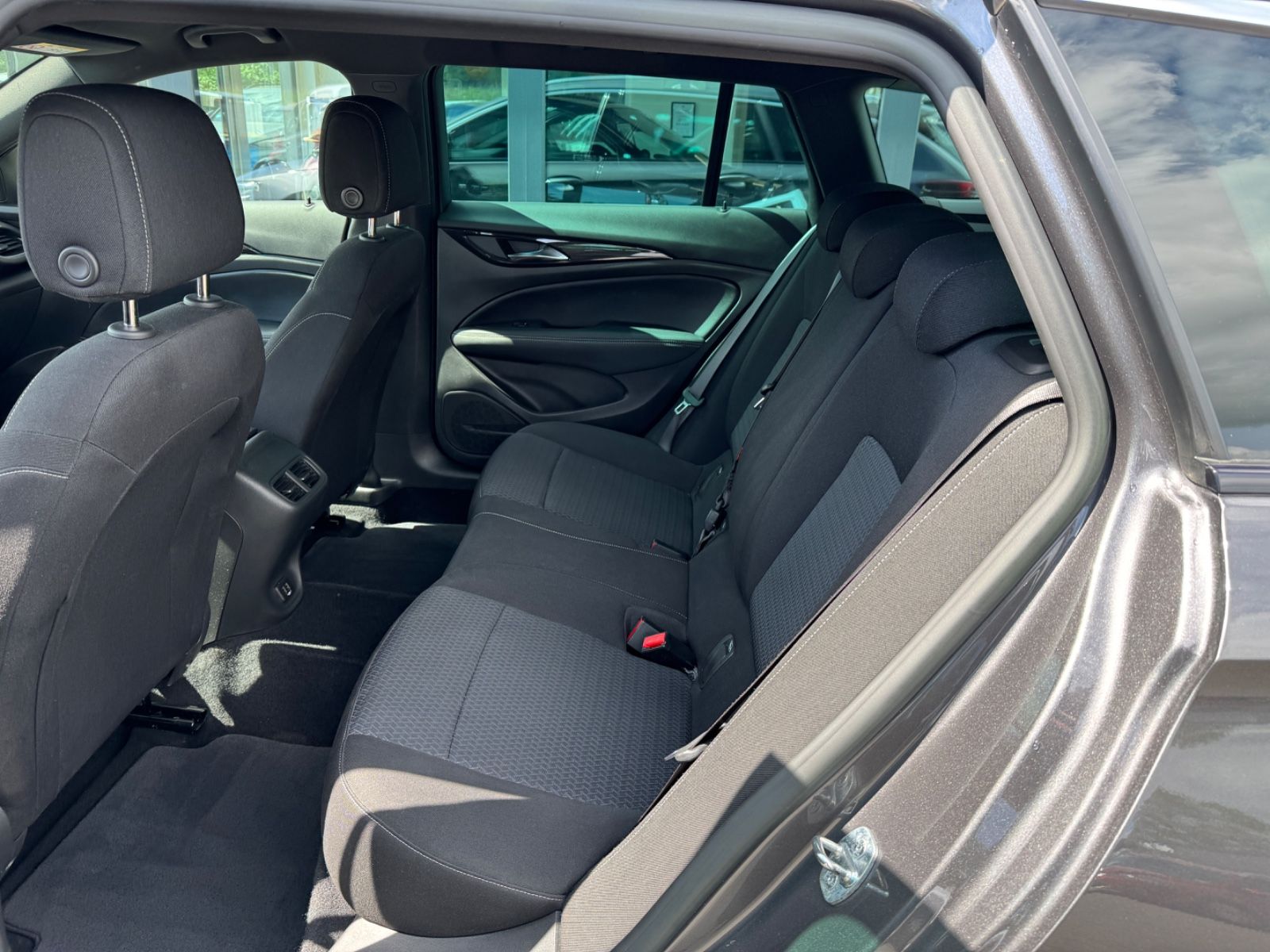 Opel Insignia B Sports Tourer Business - Samsaru's Car Outlet