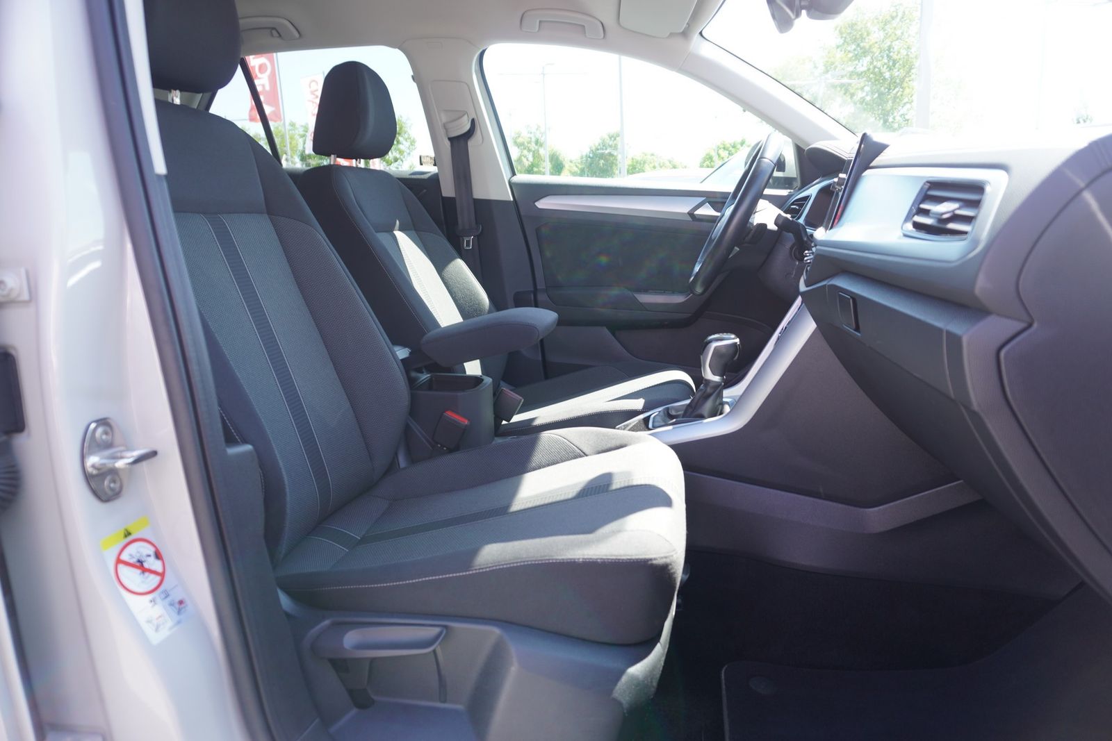Volkswagen T-Roc 1.5 TSI DSG - Samsaru's Car Outlet