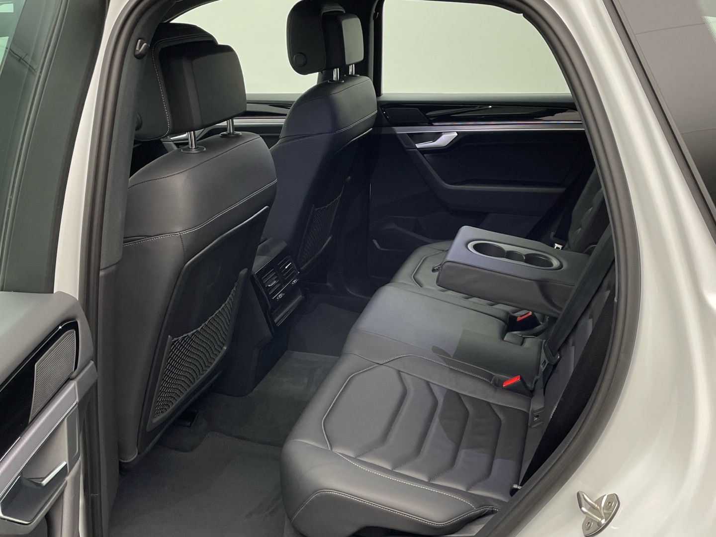 Volkswagen Touareg R-Line 3.0TDI V6 4Motion - Samsaru's Car Outlet