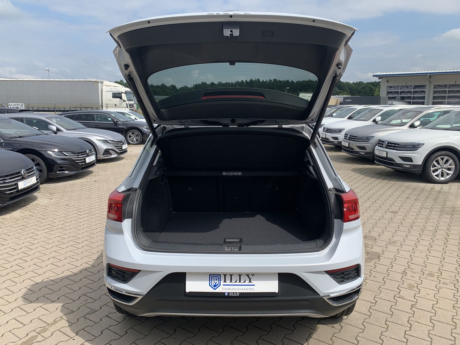 Volkswagen T-Roc 1.5 TSI Active - Samsaru's Car Outlet