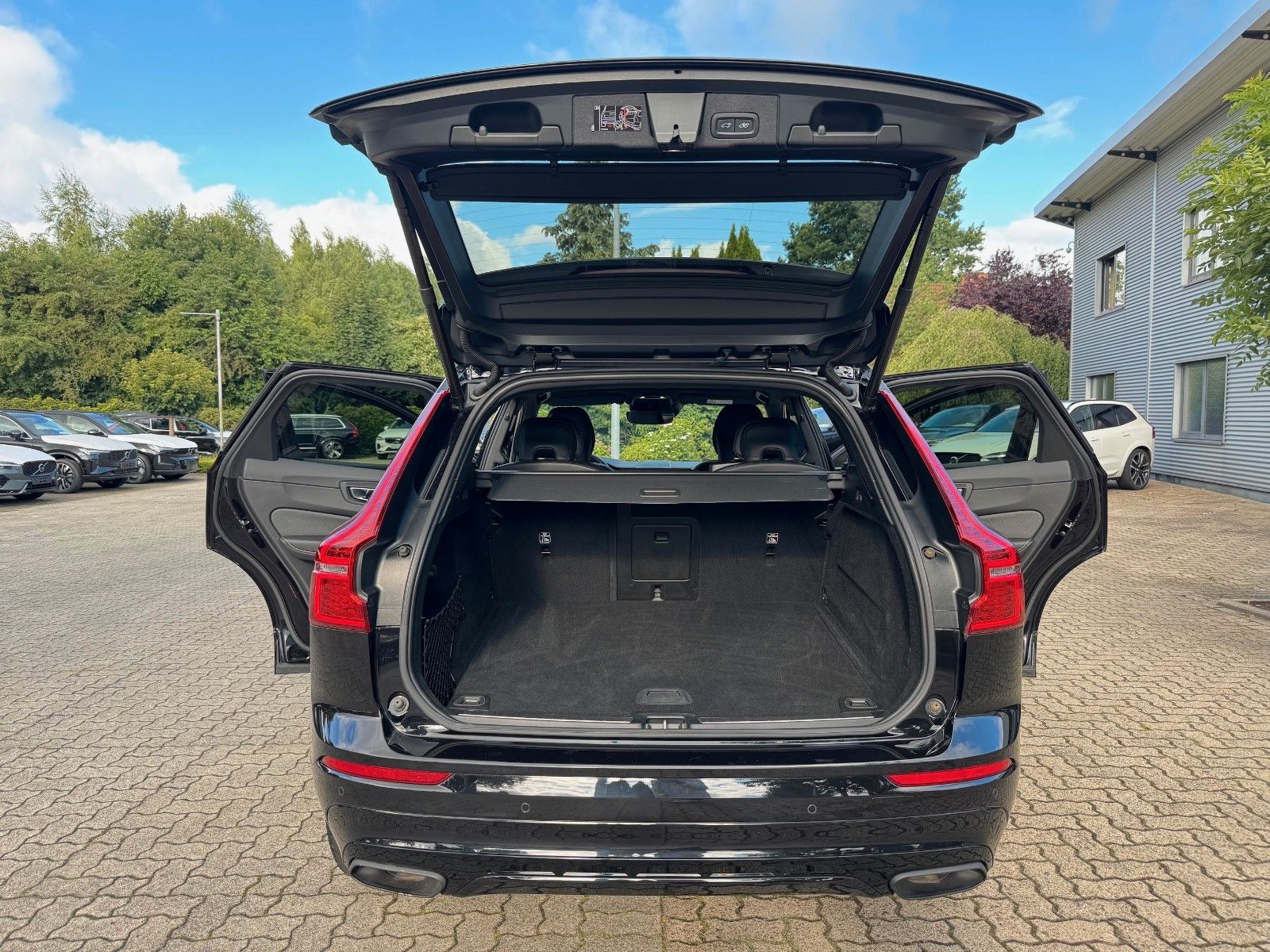 Volvo XC60 B5 D AWD R-DESIGN - Samsaru's Car Outlet