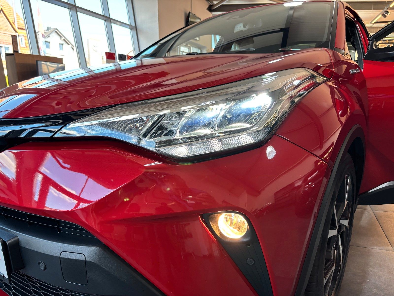 Toyota C-HR Hybrid Team D - Samsaru's Car Outlet