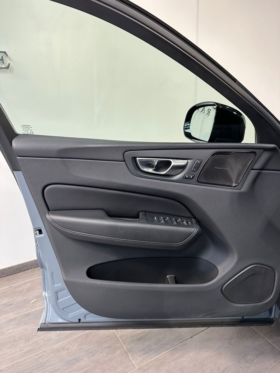 Volvo XC60 B5 AWD Ultimate Dark NAV+LED+PANO+AHK+STHZ
