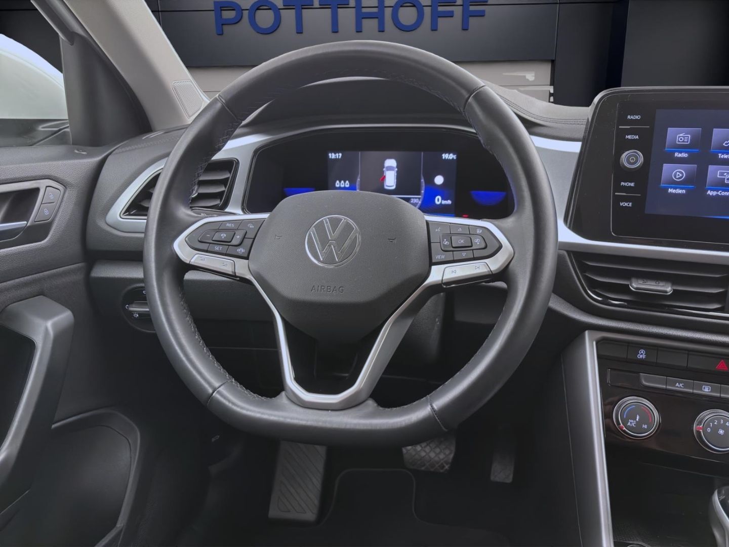 Volkswagen T-Roc 1.5 TSI DSG LIFE - Samsaru's Car Outlet