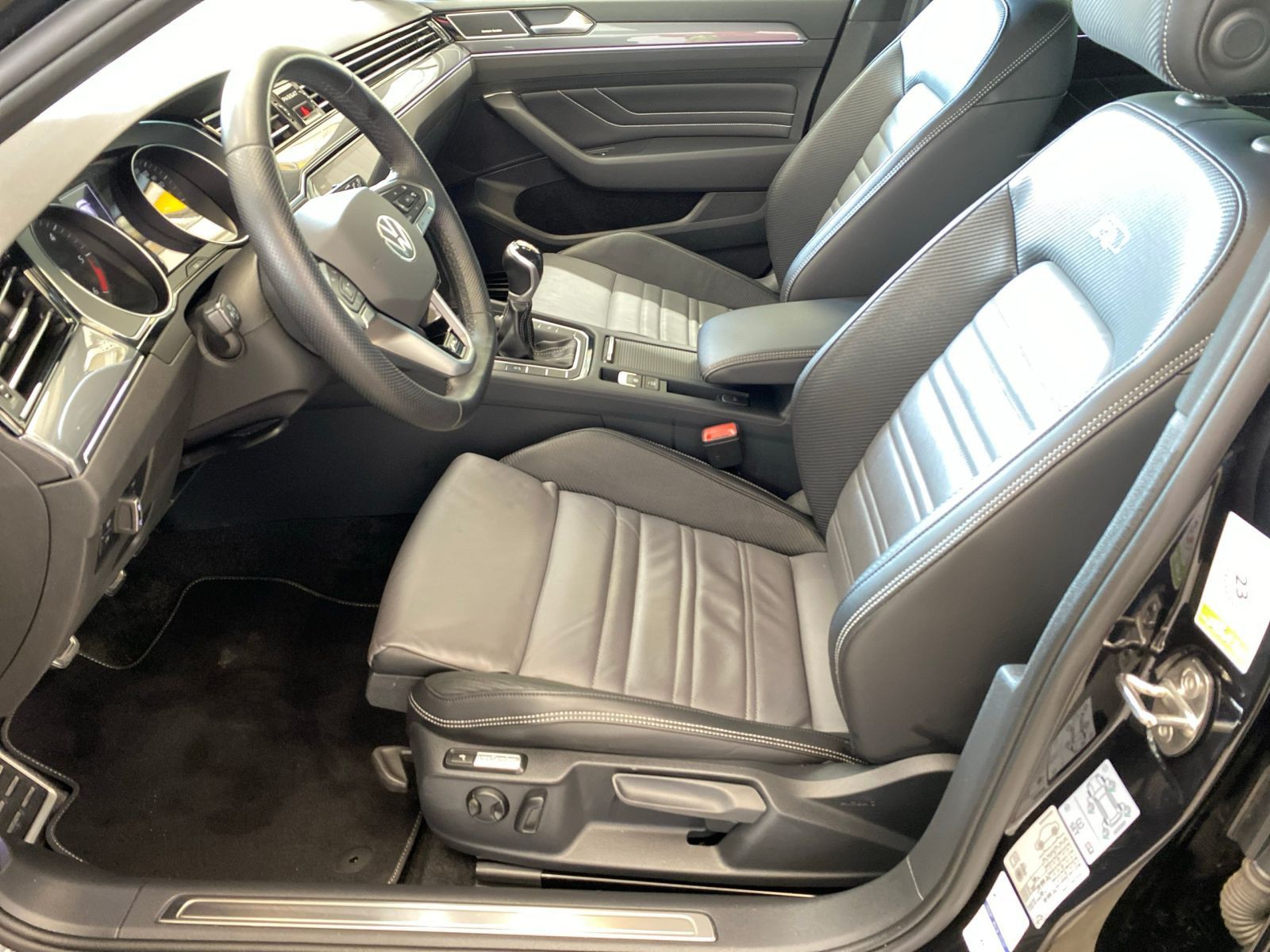 Volkswagen Passat Variant 2.0 TDI Business R-Line - Samsaru's Car Outlet