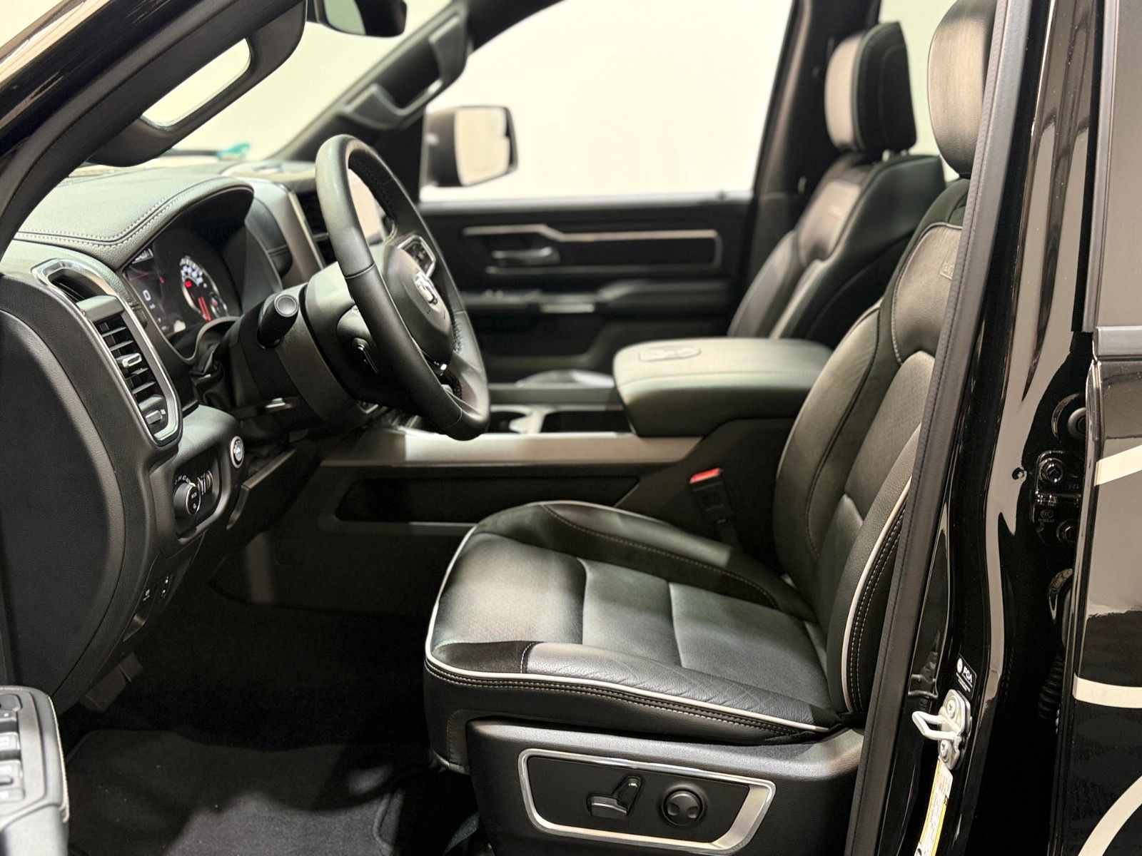 Dodge RAM 1500 Laramie Sport MY25 *LPG,REVOLVER,AHK*