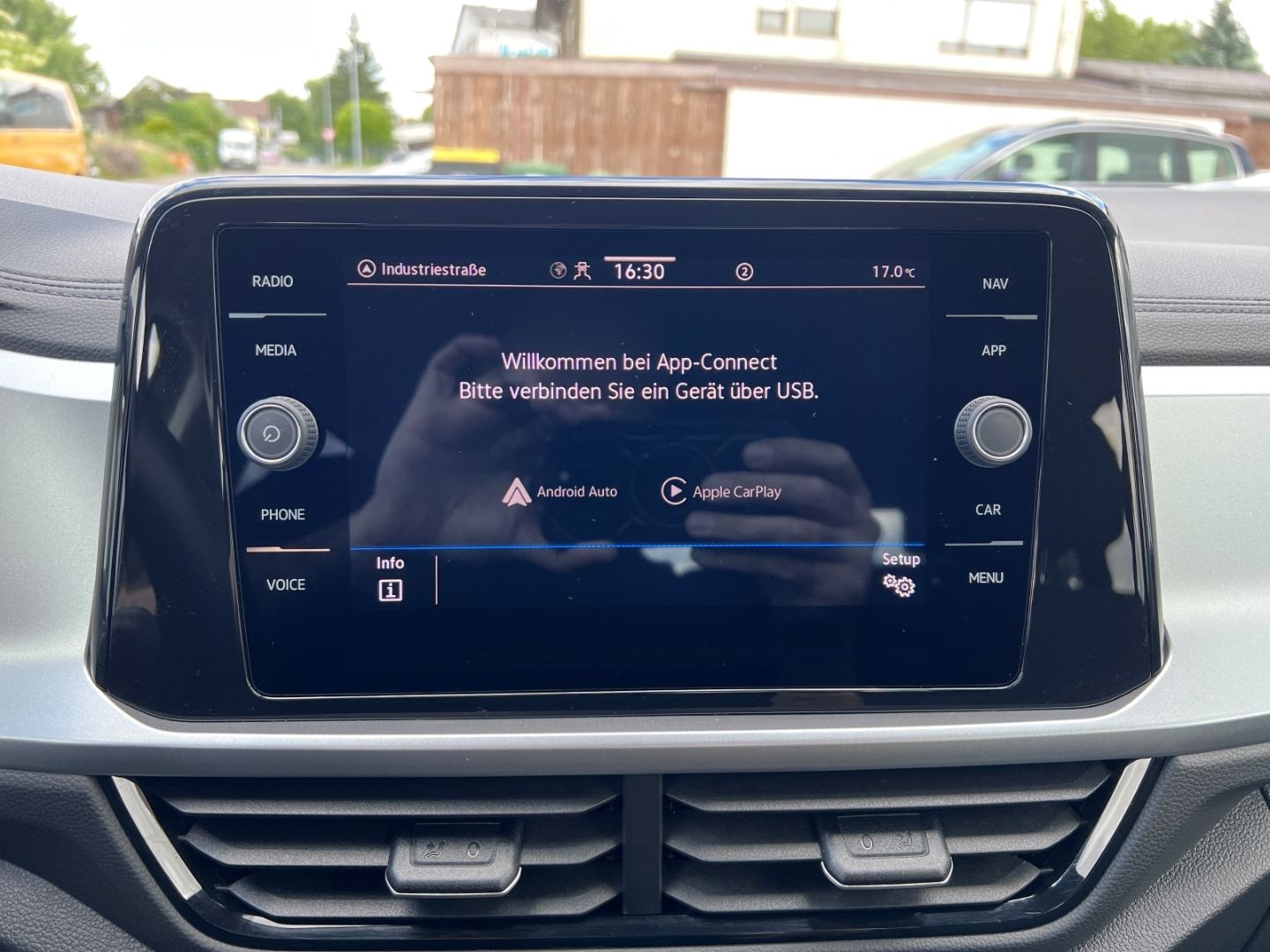 Volkswagen T-Roc 1.0TSI Life - Samsaru's Car Outlet